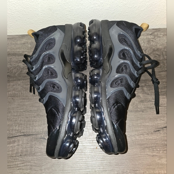 Nike VaporMax Plus 'Black, gold, and gray' - Picture 3 of 4